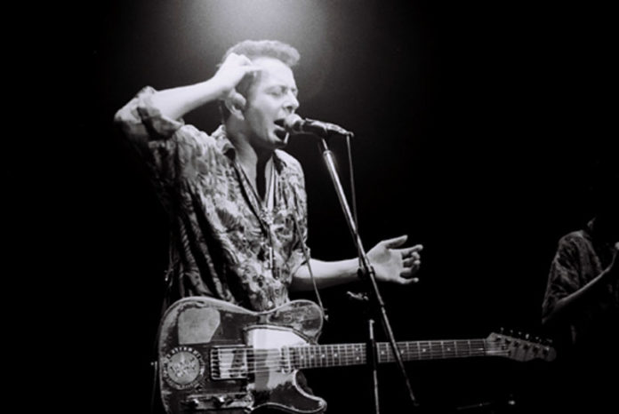 Joe Strummer mit The Pogues in Japan (Photo by Masao Nakagami - www.flickr.comphotosgoro_memo776514749)